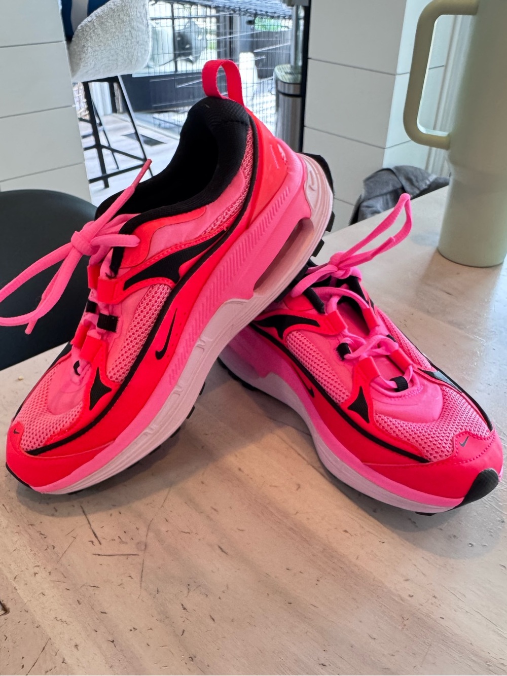 New without box Nike hot pink sneakers size 7 - Picture 2 of 7